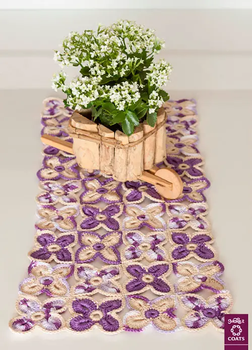 Caminho de mesa em crochê com flores