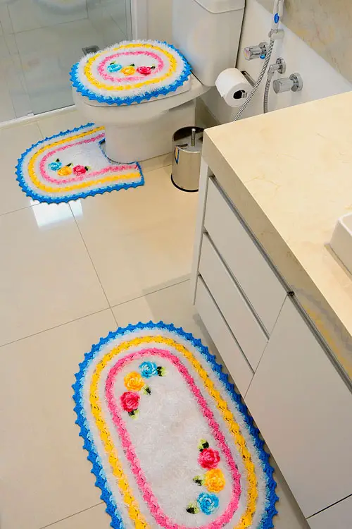 Jogo de banheiro de crochê floral peludinho