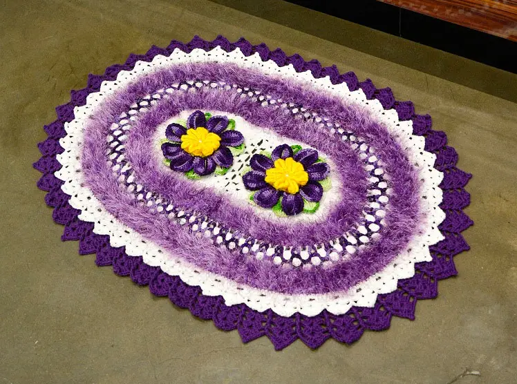 Tapete de crochê oval com flores centrais