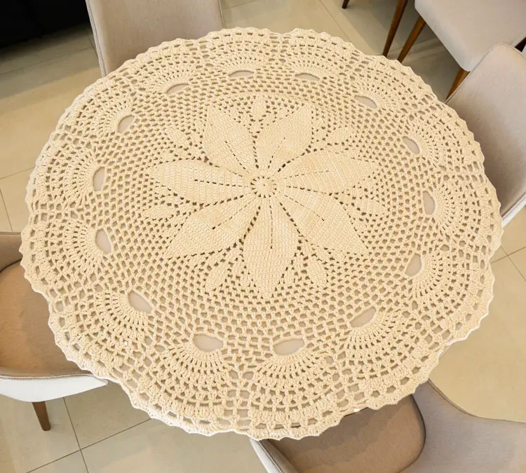 Toalha de mesa de crochê com flor central
