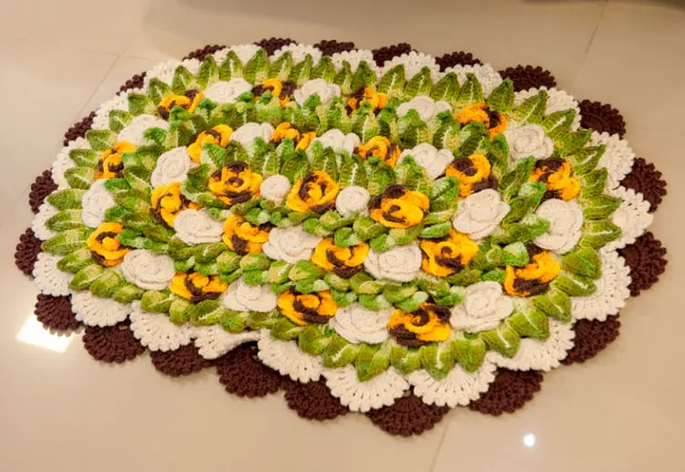 Tapete de crochê oval com muitas flores e folhas