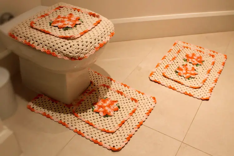 Jogo de tapetes para banheiro retangular em crochê