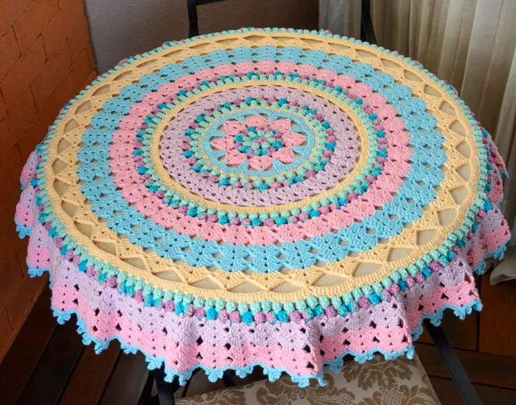 toalha de mesa de crochê em tons pastéis