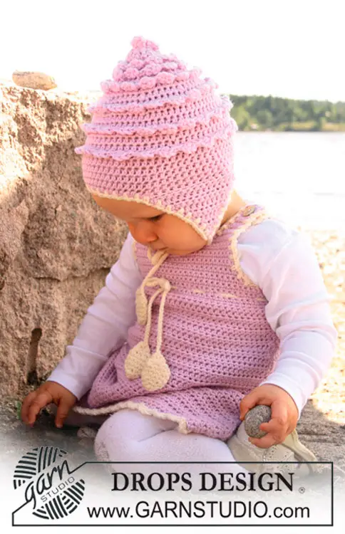 Conjunto de vestido e touca para bebê em crochê