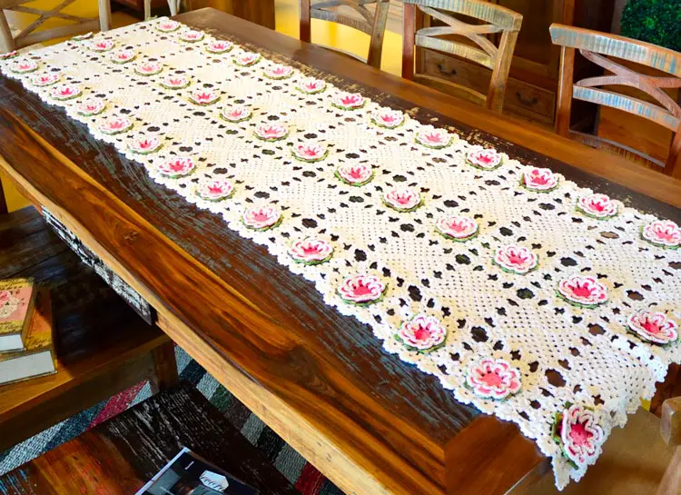 Caminho de mesa em crochê com quadradinhos de flores