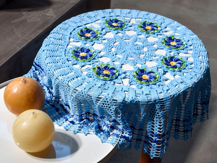 Toalha de mesa em crochê com flores em círculo