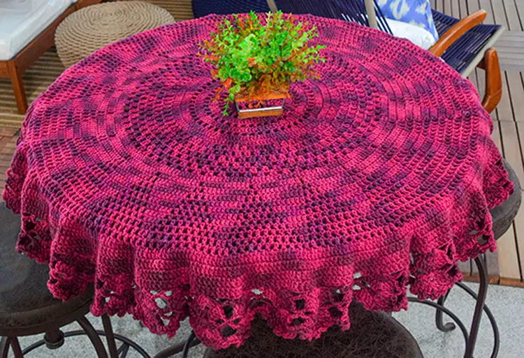 Toalha de mesa de crochê na cor vinho