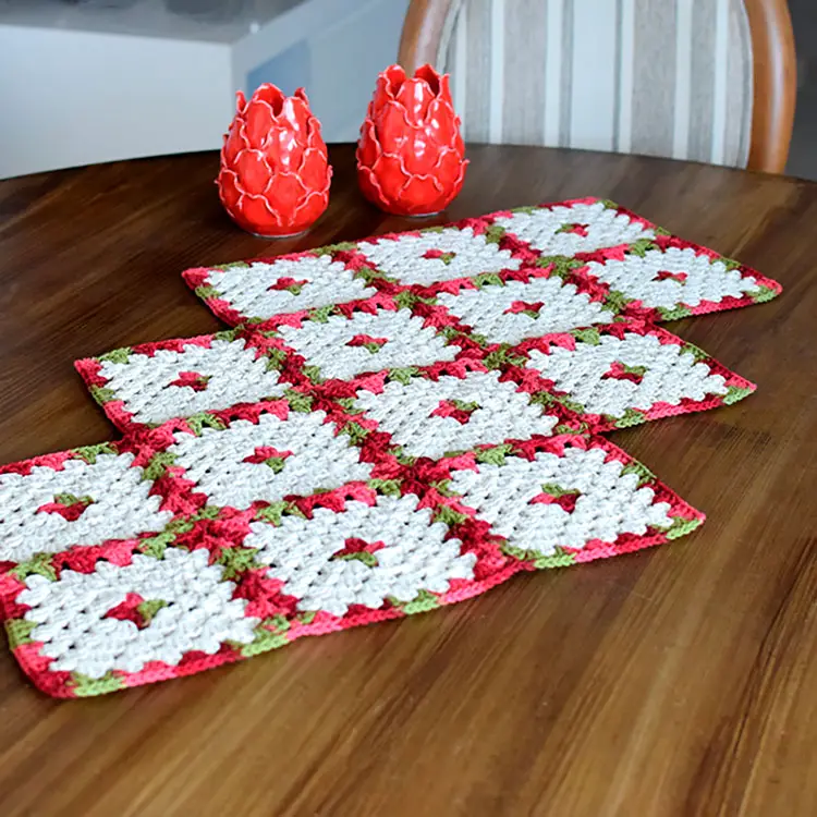 Caminho de mesa com squares de crochê