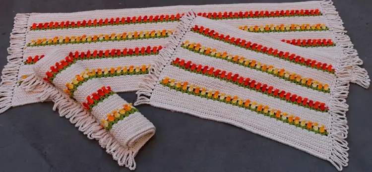 Jogo de tapetes para cozinha em crochê com tulipas