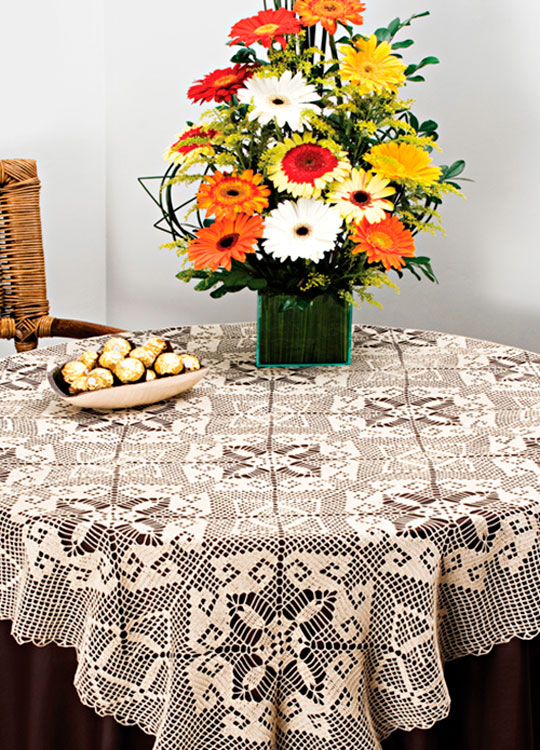 Toalha de mesa de crochê com detalhes geométricos