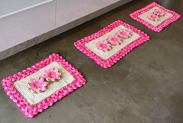 Jogo de cozinha em crochê com flores centrais