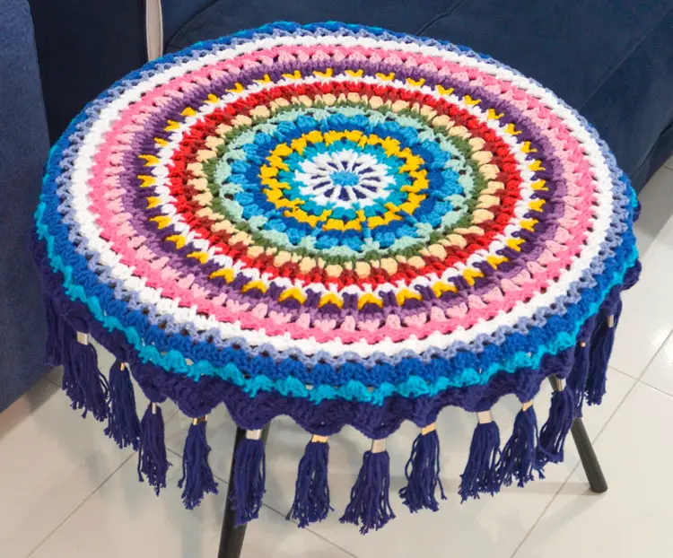 Toalha de mesa com mix de cores em crochê