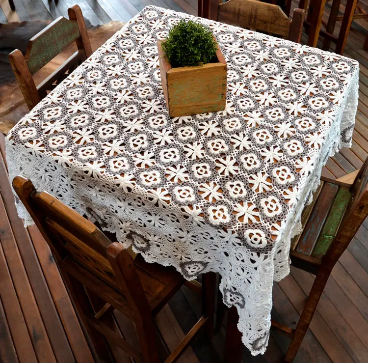 Toalha de mesa quadrada em crochê branco e cinza