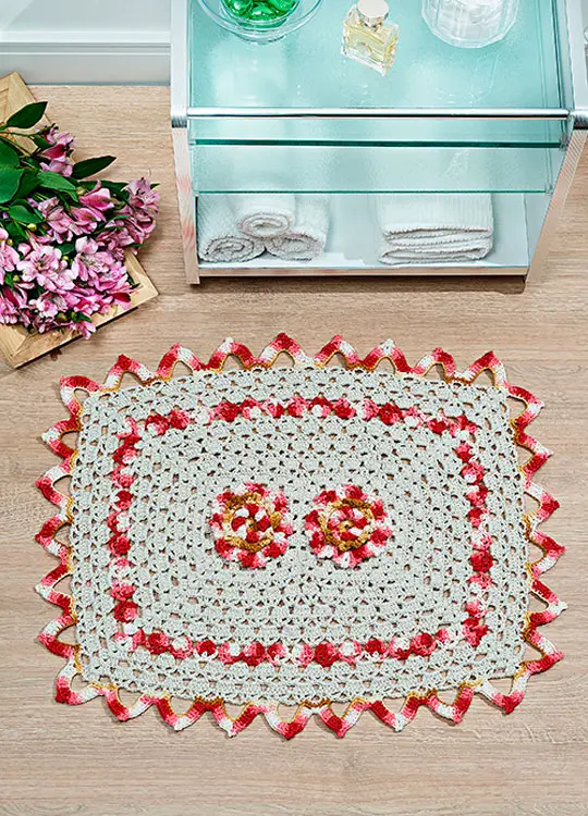 Tapete retangular em crochê com flores centrais