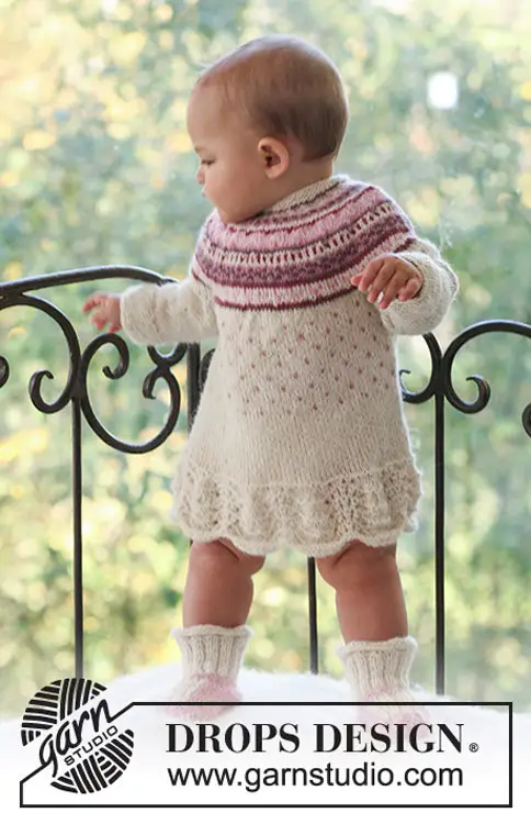 Conjunto de vestido e botinha para bebê em tricô