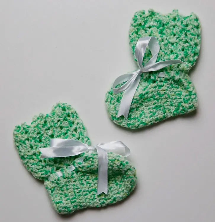 Sapatinho para bebê estilo botinha em crochê verde