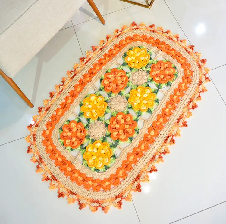 Tapete oriental com flores de crochê