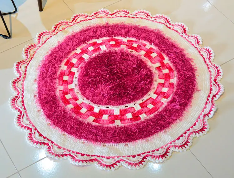 Tapete de crochê redondo em tons de rosa
