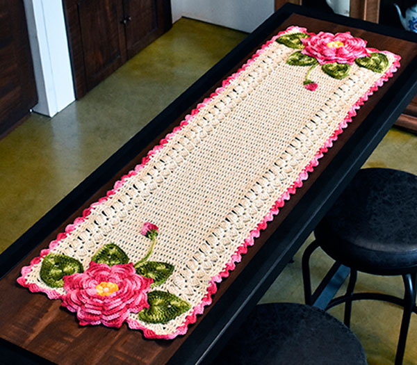 Trilho de crochê para mesa com rosas