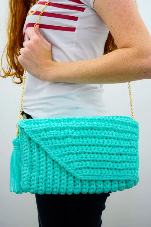 Bolsa verde de crochê com alça de corrente Bolsa verde de crochê com alça de corrente