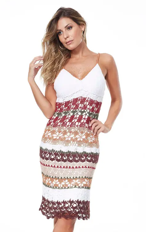 Vestido estiloso de crochê de alcinha