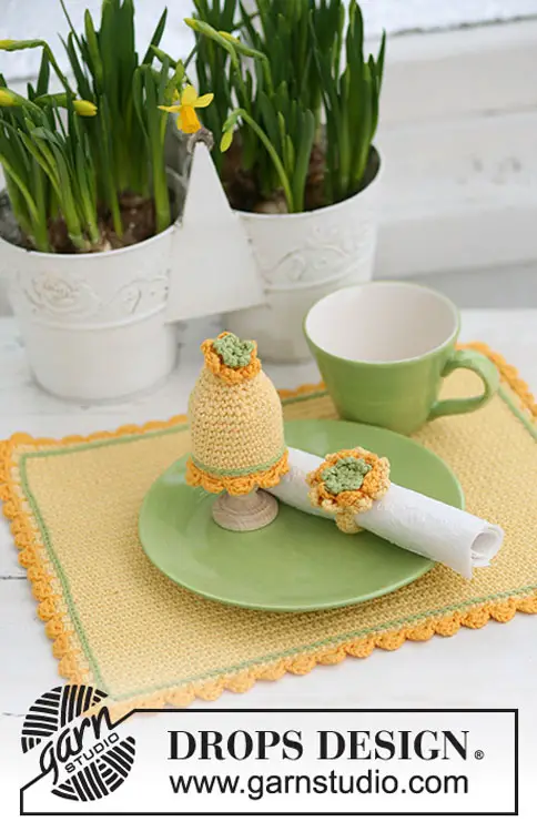 Conjunto de crochê com jogo americano, anel de toalha e aqucedor de ovos