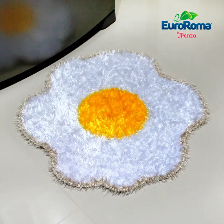 Tapete em crochê com formato de ovo frito