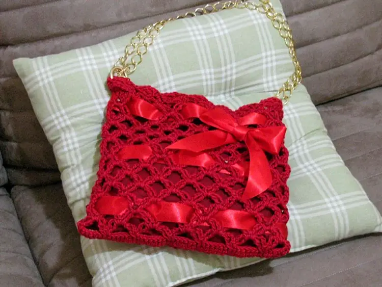 Bolsa de crochê com fita de cetim e alça de corrente Bolsa de crochê com fita de cetim e alça de corrente