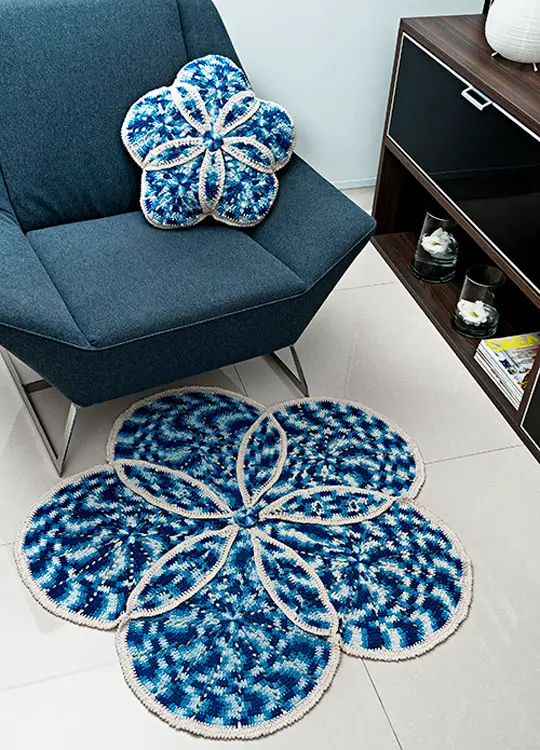 Conjunto de tapete e almodada de crochê com círculos