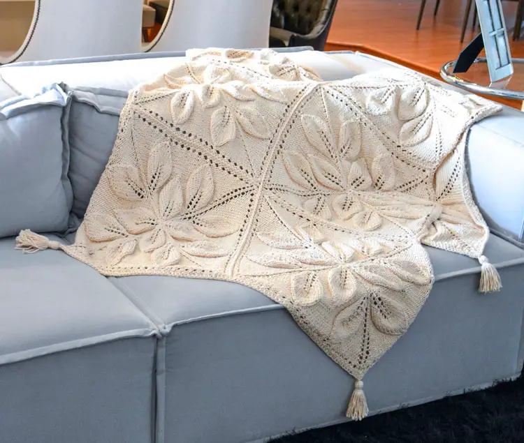 Manta com folhas em crochê para sofá