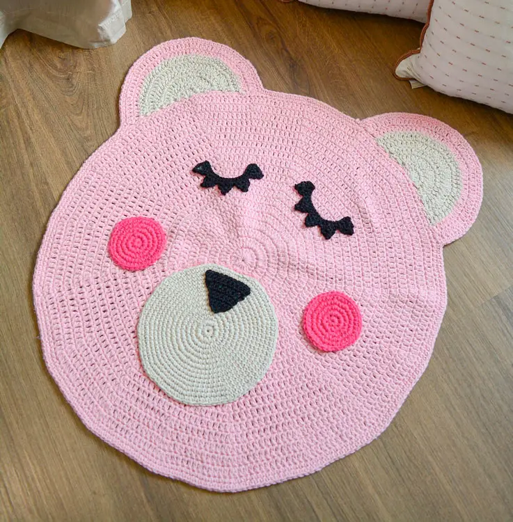 Tapete para quarto de bebê em crochê de urso rosa