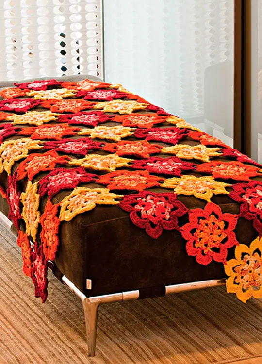 Manta de sofá floral em crochê