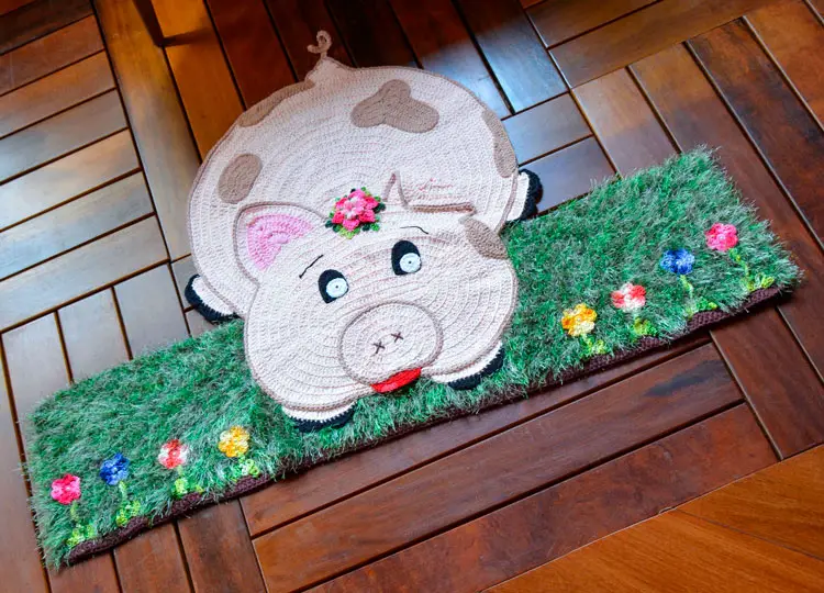 Modelo de tapete de crochê para cozinha de porquinha
