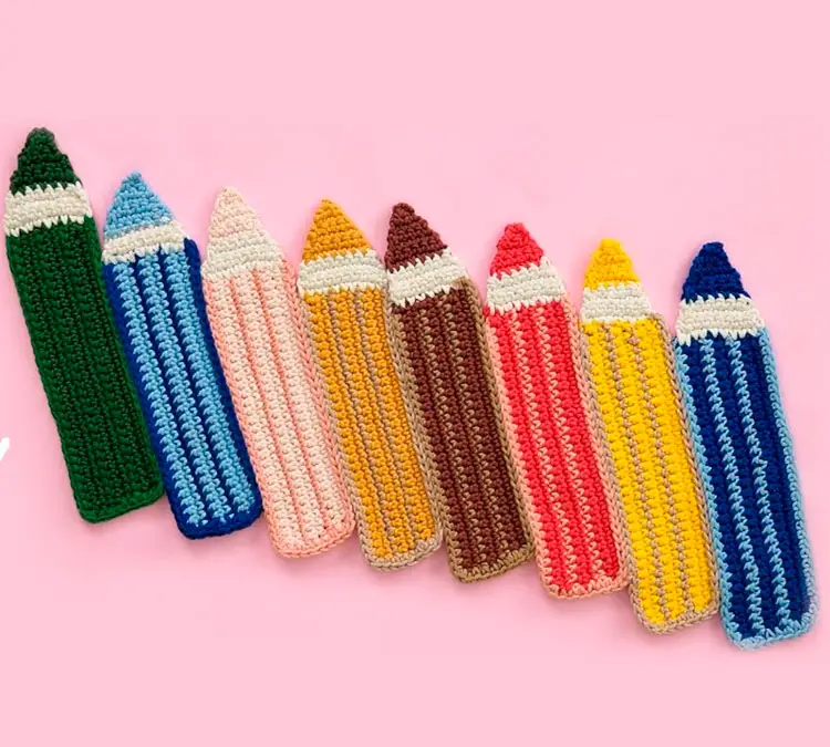 Tapete infantil em crochê com vários lápis coloridos