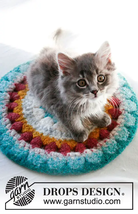 Tapete crochetado e feltrado para gatos