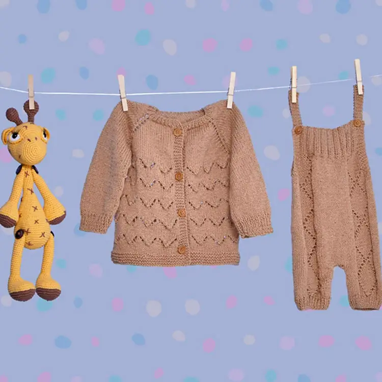 Conjunto para bebê em crochê com girafa, casaquinho e jardineira