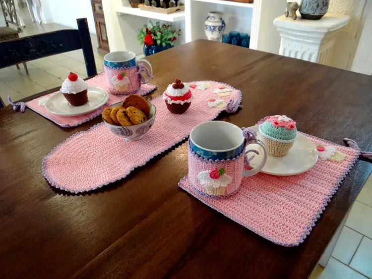 Conjunto de mesa em crochê com o tema cupcake
