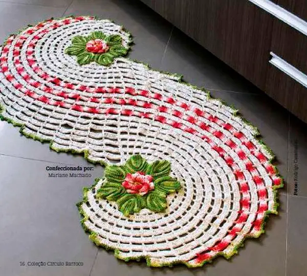 Passadeira de crochê em espiral com aplique de flores