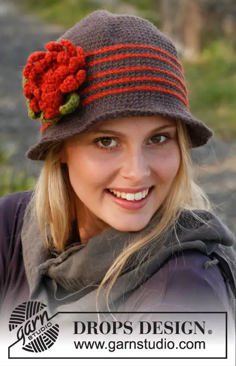 Chapéu de crochê com aplique de flor