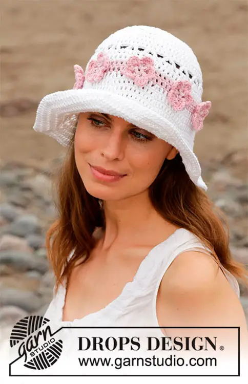 Chapéu de crochê com flores de verão