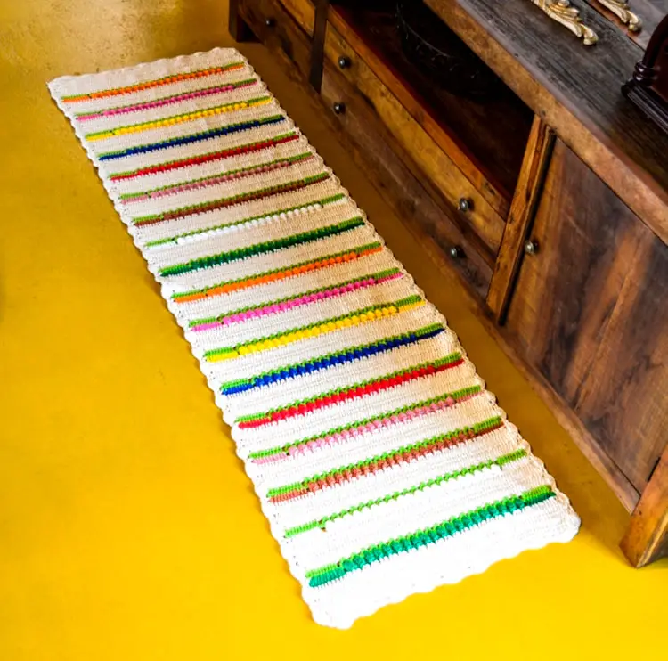 Tapete passadeira com listras coloridas em crochê