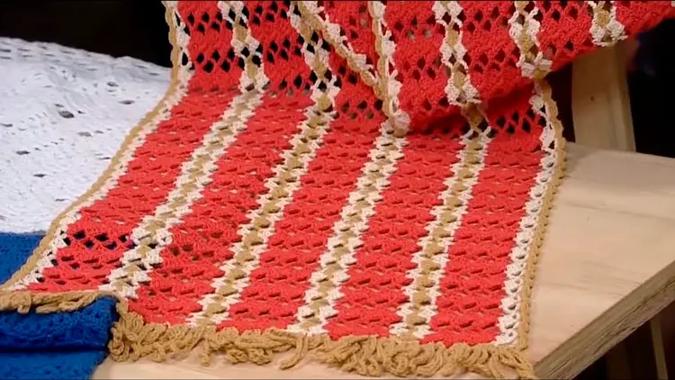 Caminho de mesa com listras em crochê