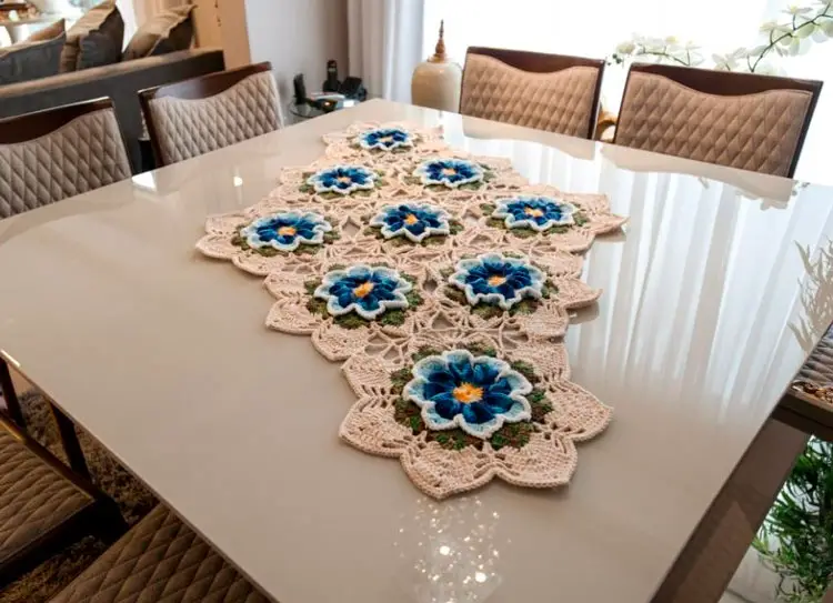 Caminho de mesa em crochê com flores azuis