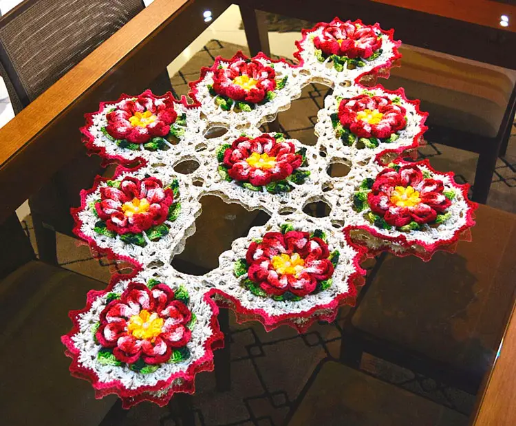 Caminho de mesa em crochê veludo com flores