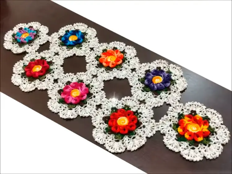 Caminho de mesa com flores em círculos de crochê