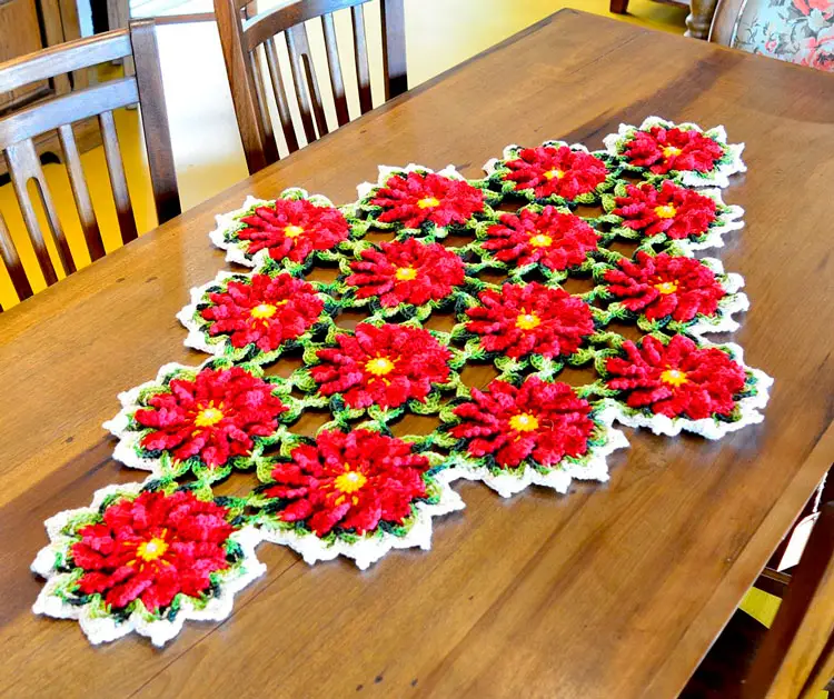 Caminho de mesa com flor scarlet em crochê